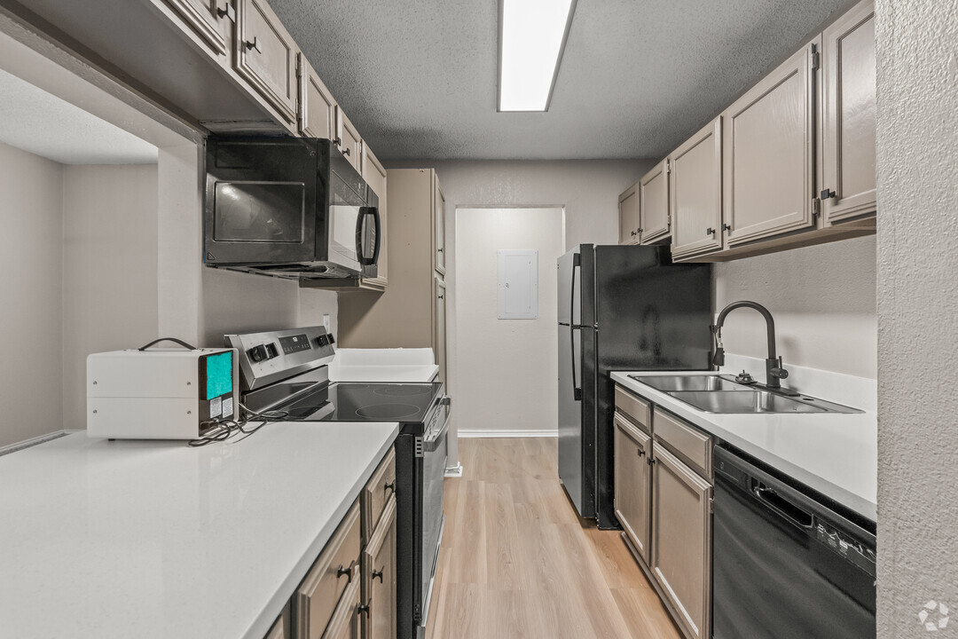 Valencia Plaza Apartments Homes