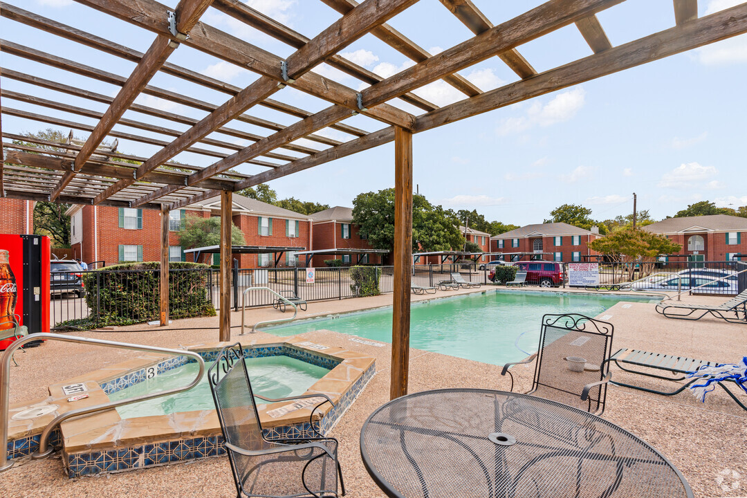 Valencia Plaza Apartments Homes