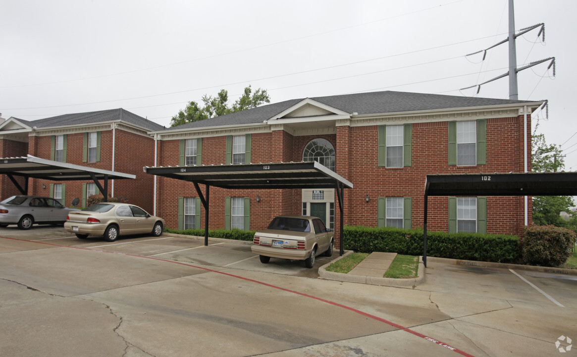 Valencia Plaza  Apartment resort-style swimming pool 