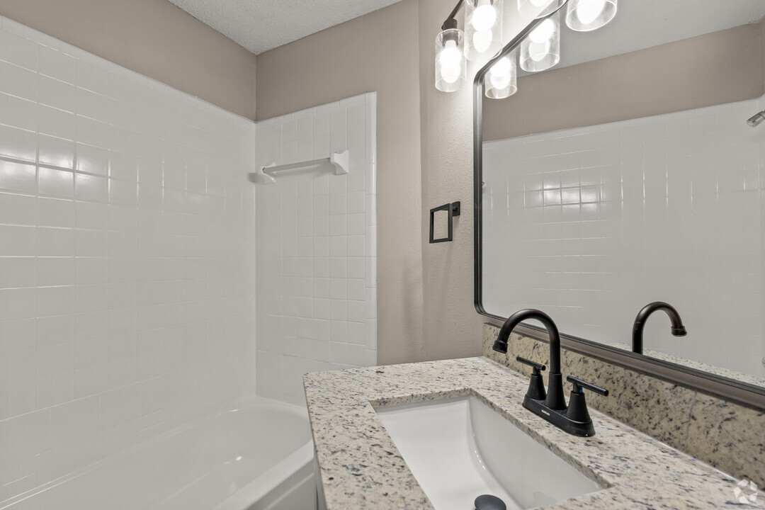 Valencia Plaza Apartments Homes